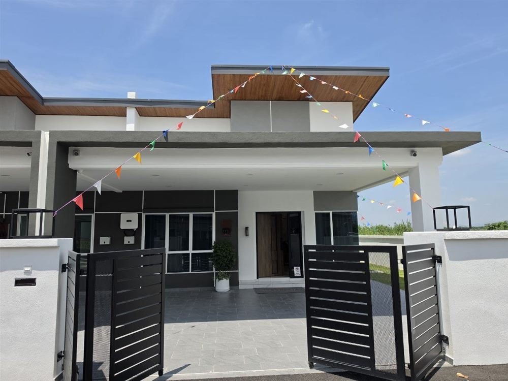 Semi-D show unit — view 2