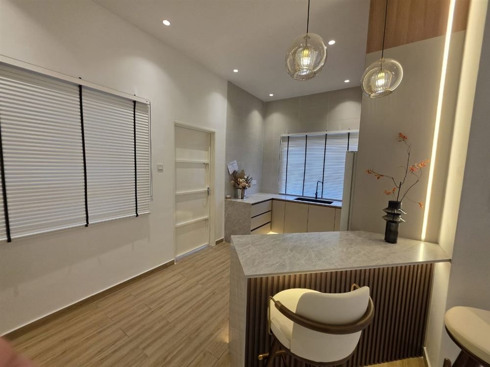 Semi-D show unit — view 13